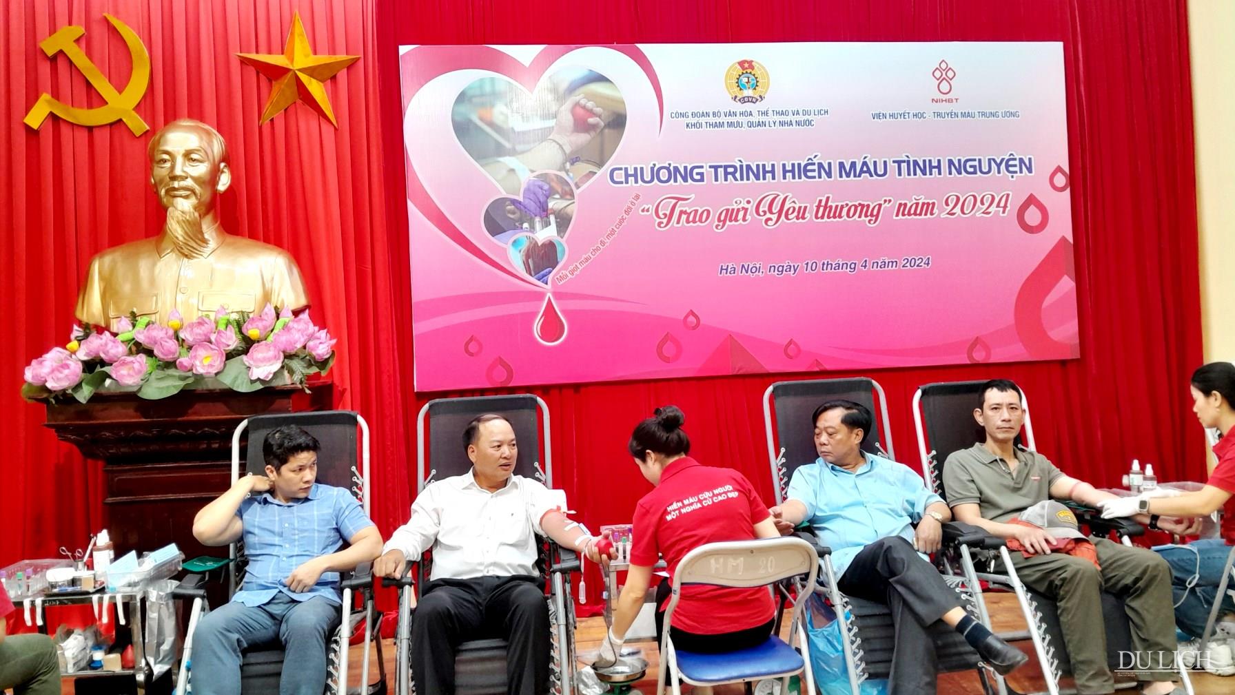 Phó Cục trưởng Cục Du lịch quốc gia Việt Nam Phạm Văn Thủy tham gia hiến máu